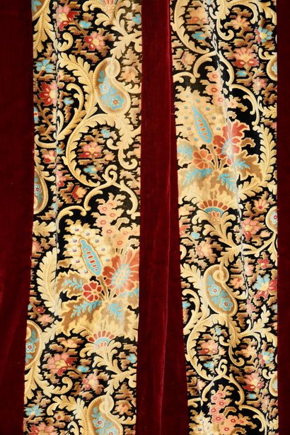null Deux paires de rideaux, vers 1880, rideaux en velours mohair cramoisi bordés...