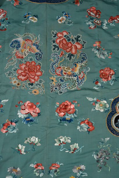 null Robe de femme, Chine, fin du XIXe siècle, sergé de soie céladon brodé soie polychrome...