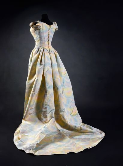 null Robe de bal griffée Worth (no 67300), vers 1900, robe en faille de soie crème...