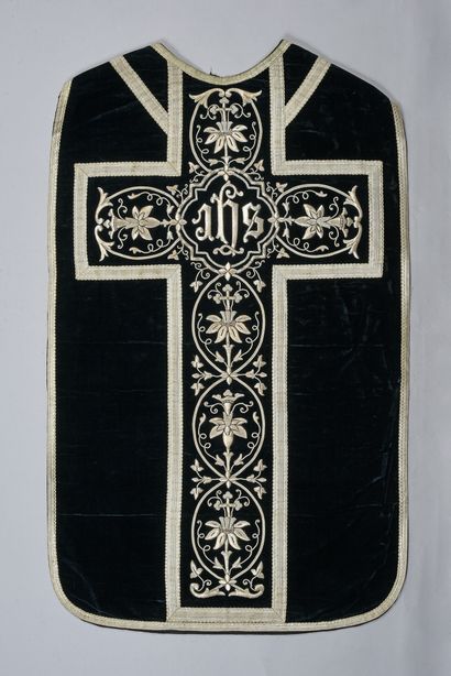 null Ornement liturgique complet pour les funérailles, vers 1900, chasuble en velours...
