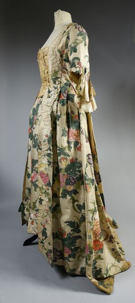 null Rare robe de cour dans une soie peinte de la Chine, époque Louis XV, vers 1760,...