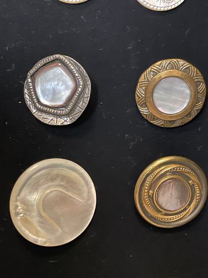 Réunion de seize boutons en nacre, fin du XIXe siècle, principalement six boutons...