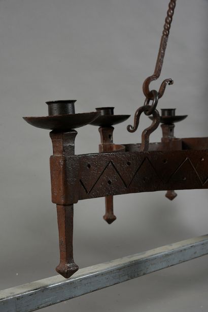 Atelier Bataillard, XXe siècle 
Lustre suspension en fer forgé à huit lumières, de...
