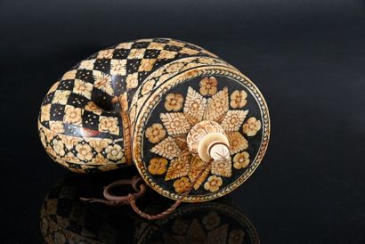 null Indian powder flask in the shape of a nautilus XIX-XXth century in inlaid wood...