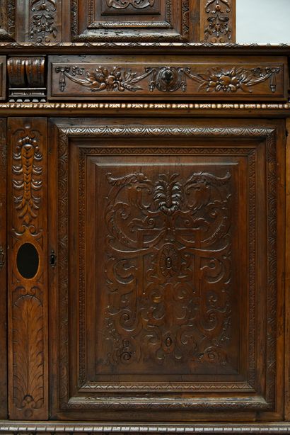 Lyon, fin du XVIe siècle 
Large walnut cabinet in two parts opening to four doors...