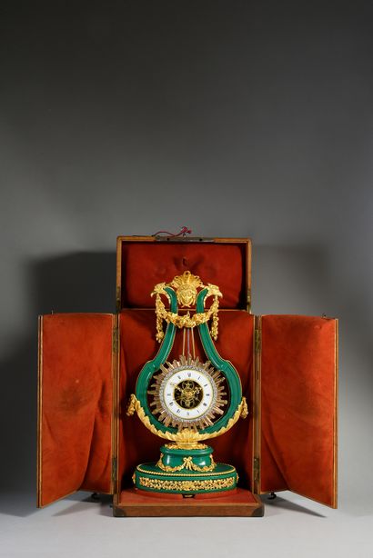 null Pendule Lyre «Louis XVI» d'époque Consulat, en porcelaine de Sèvres verte et...