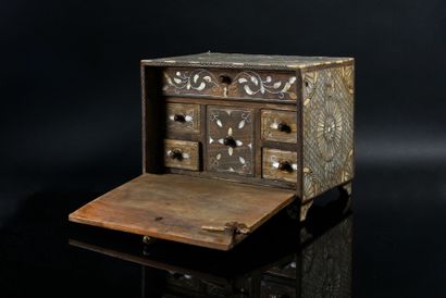 null Jeweller's box of quadrangular form out of wooden entirely inlaid with mother-of-pearl...