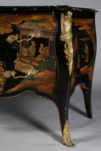 null Coromandel lacquer veneer chest of drawers with black lacquer and palace scene...