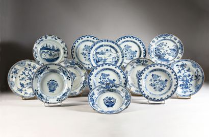 COMPAGNIE DES INDES Ensemble de 12 assiettes en porcelaine à décor de paysages animé,...