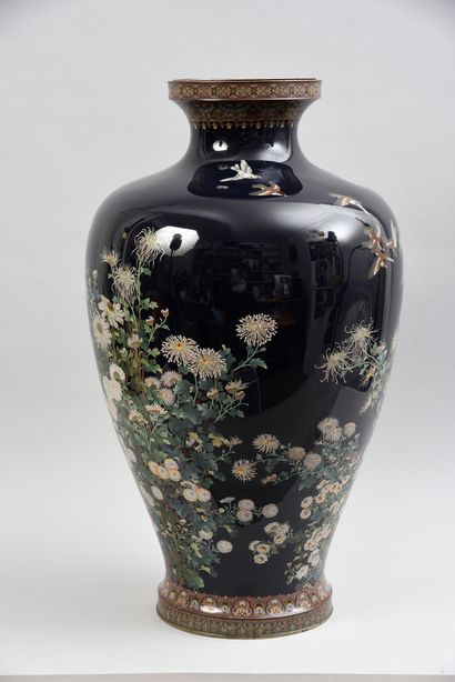 null Rare paire de grands vases balustres en cuivre à décor de bouquets de chrysanthèmes...