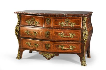 null Chest of drawers in violet wood marquetry in rosewood framing, it opens to 5...
