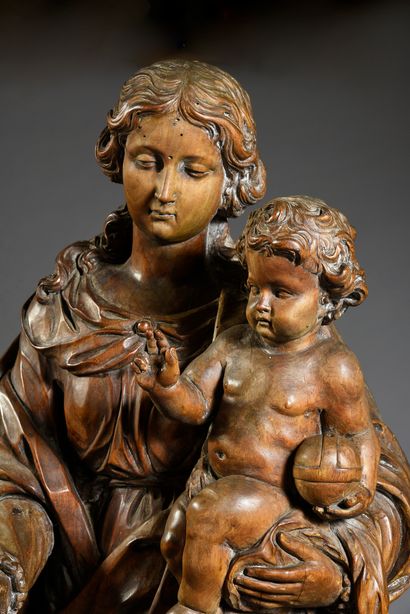 École Française du XVIIe siècle 
Vierge à l'Enfant en noyer sculpté, dos creusé et...
