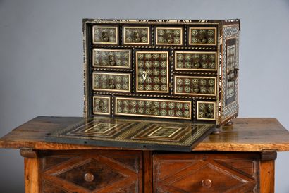 Indo-portugais, XVIIe siècle 
Cabinet en palissandre, avec incrustations d'ivoire...