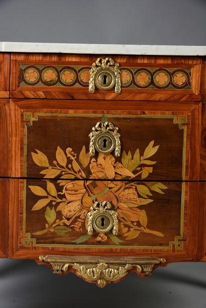 null A chest of drawers with a double recess in veneer and marquetry of rosewood,...