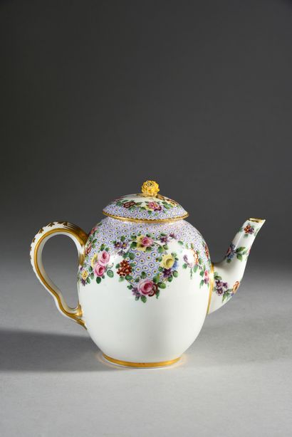 null 18th century Sèvres porcelain teapot (size C) and its lid, blue mark with two...