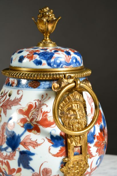 null Pot-pourri en porcelaine de la Chine à décor Imari rouge bleu et or à motif...