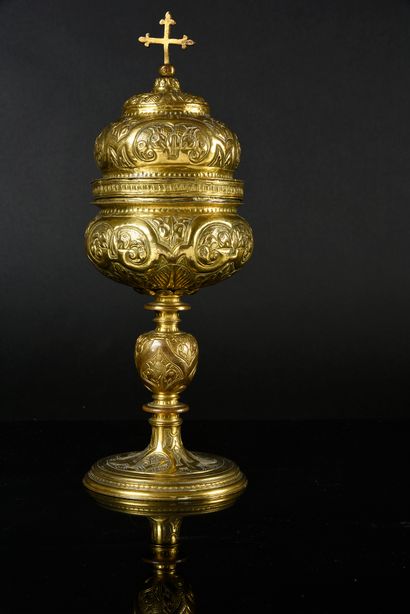 École Veneto-dalmate, XVIIe siècle 
Brass ciborium engraved, silvered and gilded...