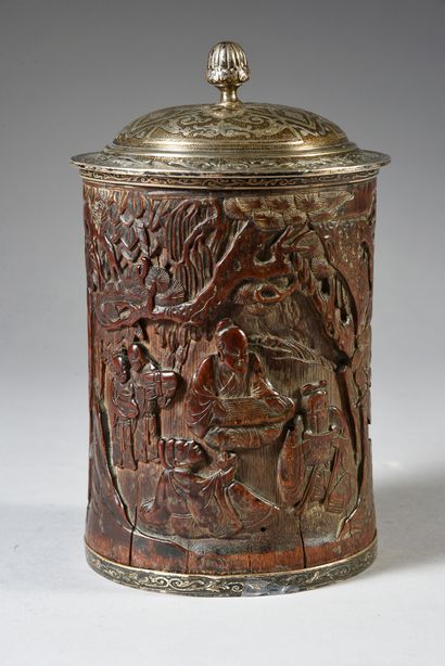 CHINE - XVIIIe/XIXe siècle 
Pot à pinceaux en bambou sculpté à décor de trois lettrés...