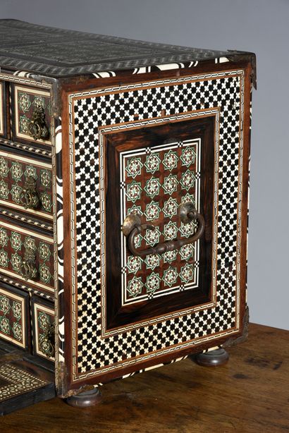 Indo-portugais, XVIIe siècle 
Rosewood cabinet, with ivory and stained ivory inlays,...