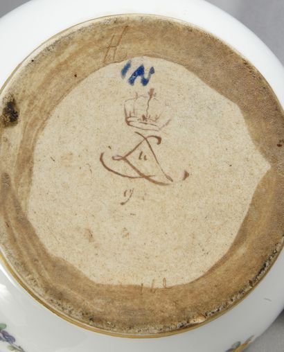 Pot à lait en porcelaine de Sèvres du XVIIIe siècle, et un couvercle Marque en brun...