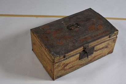 null Box with curved lid lined with gilded calfskin with small iron.
Handle on the...