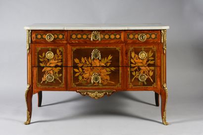 null A chest of drawers with a double recess in veneer and marquetry of rosewood,...
