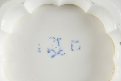 null Soucoupe à pied en porcelaine de Sèvres du XVIIIe siècle Marque en bleu aux...