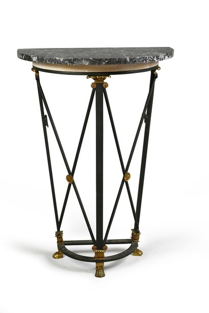 null Petite console demi lune, le piétement en fer forgé dans le style d'une athénienne,...