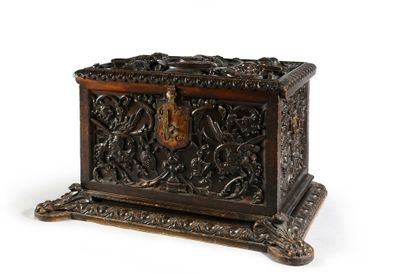 null Cassone en noyer vernis, très richement sculpté de motifs néo-renaissance tels...