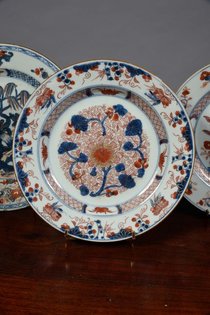 COMPAGNIE DES INDES 
Lot de 6 assiettes : trois à décor Imari de jardin et rocher...