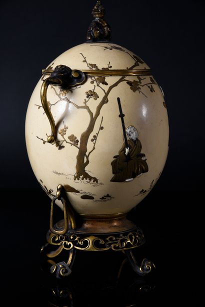 null Boîte formée par un œuf d'autruche à décor laqué doré de deux personnages sous...