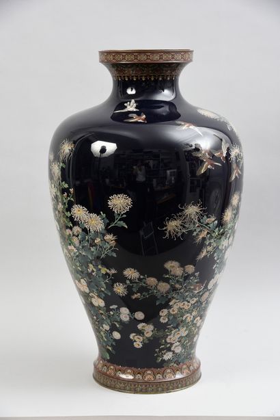 null Rare paire de grands vases balustres en cuivre à décor de bouquets de chrysanthèmes...