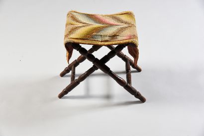 France, XVIIe siècle, époque Louis XIII 
Walnut X-shaped folding stool with herringbone...