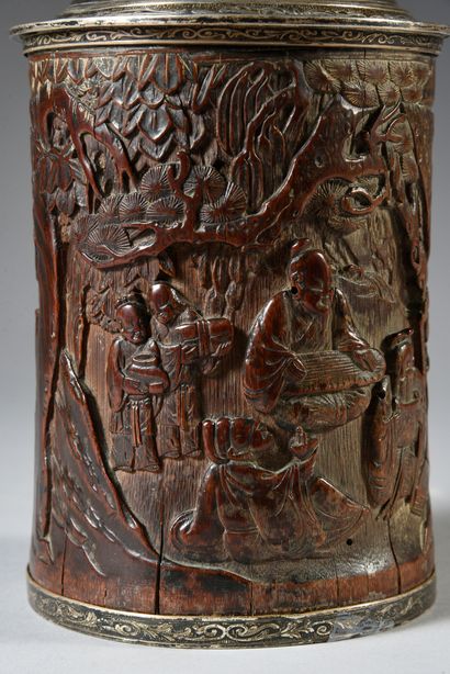 CHINE - XVIIIe/XIXe siècle 
Carved bamboo brush pot decorated with three scholars...