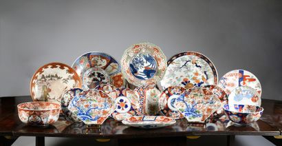 JAPON 
Lot of porcelain with Imari decoration composed of:
Two large round dishes,...