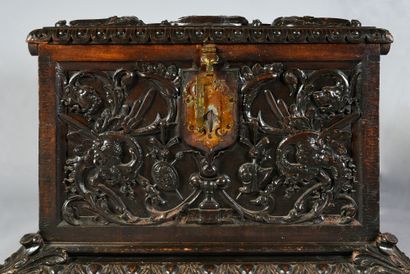 null Cassone in varnished walnut, very richly carved with neo-renaissance motifs...