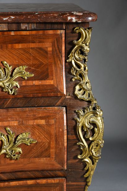 null Chest of drawers in violet wood marquetry in rosewood framing, it opens to 5...