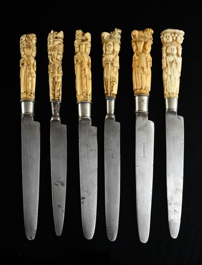 Allemagne, XVIIe siècle 
Suite de six manches de couteau en ivoire sculpté des allégories...