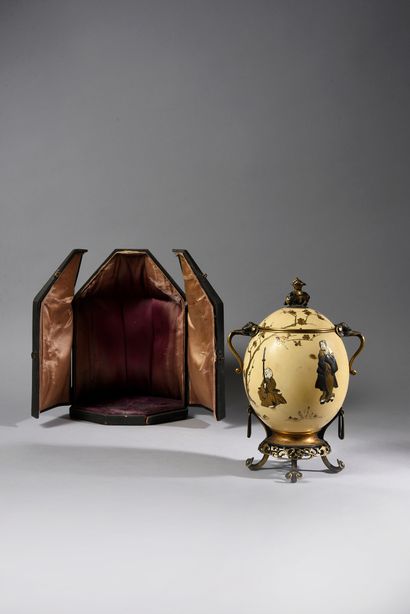 null Box formed by an ostrich egg with gilded lacquered decoration of two characters...