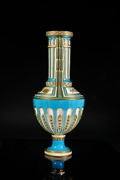 null Vase Grec à colonne ou Vase à colonnes cannelées en porcelaine de Sèvres du...