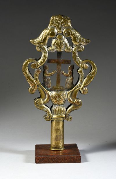 ESPAGNE, XVIIIe siècle 
Haut de bâton de procession en laiton découpé et argenté...