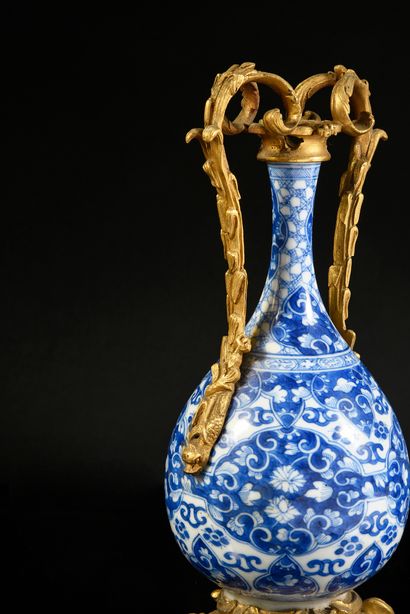null Paire de vases bouteille en porcelaine de Chine à décor blanc bleu de rinceaux,...