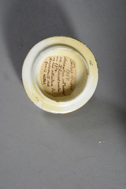  Théière Calabre (Grandeur C) et son couvercle en porcelaine de Sèvres du XVIIIe...