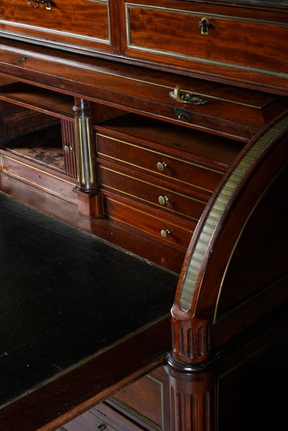null Mahogany and mahogany veneer cylinder desk, opening with three drawers in the...