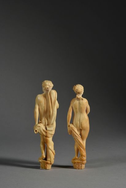 Pays-Bas, début du XVIIIe siècle 
Adam et Eve
Paire de manches de couverts en ivoire...
