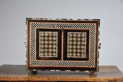 Indo-portugais, XVIIe siècle 
Cabinet en palissandre, avec incrustations d'ivoire...