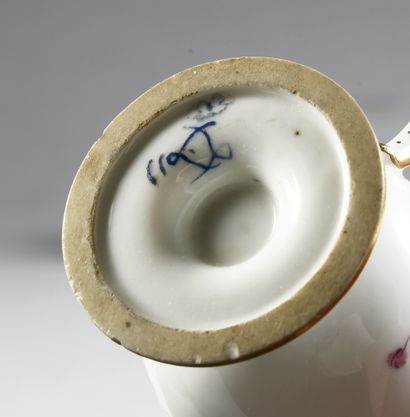 null Quatre tasses à glace en porcelaine dure de Sèvres du XVIIIe siècle Marques...