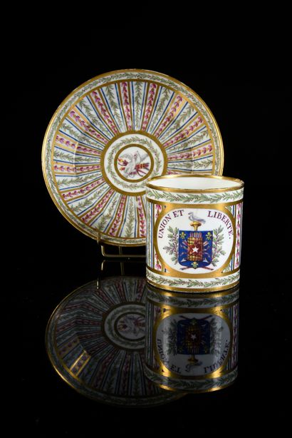  Gobelet litron et sa sous-tasse (2e grandeur) en porcelaine dure de Sèvres de la...