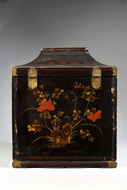 null Cabinet in martin varnish in imitation of Chinese lacquer, it opens with two...