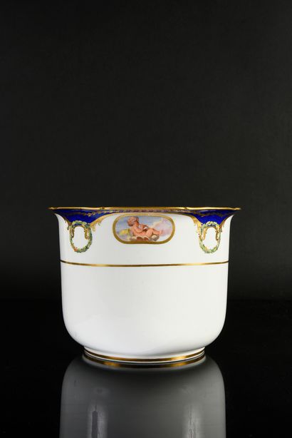 null Mortier en porcelaine de Sèvres du XVIIIe siècle Vers 1773, marque en bleu aux...